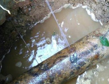 武汉楼顶渗水维修公司分享下地暖漏水的原因及检测方法。